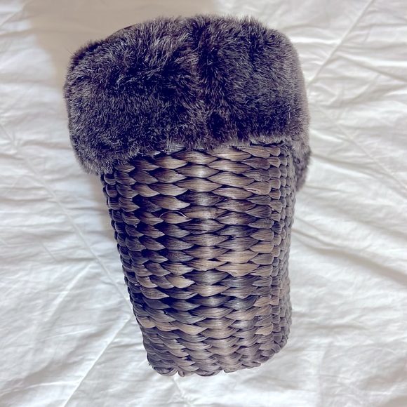 Brown Rattan woven Fur trimmed limited edition Bath and Body Works basket purse - Picture 7 of 7